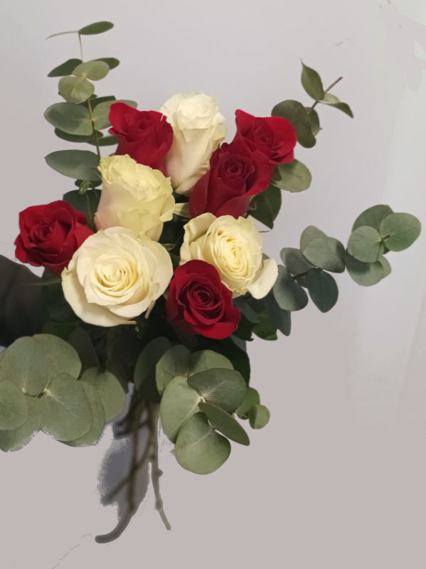 Mazzo di 24 rose rosse e bianche